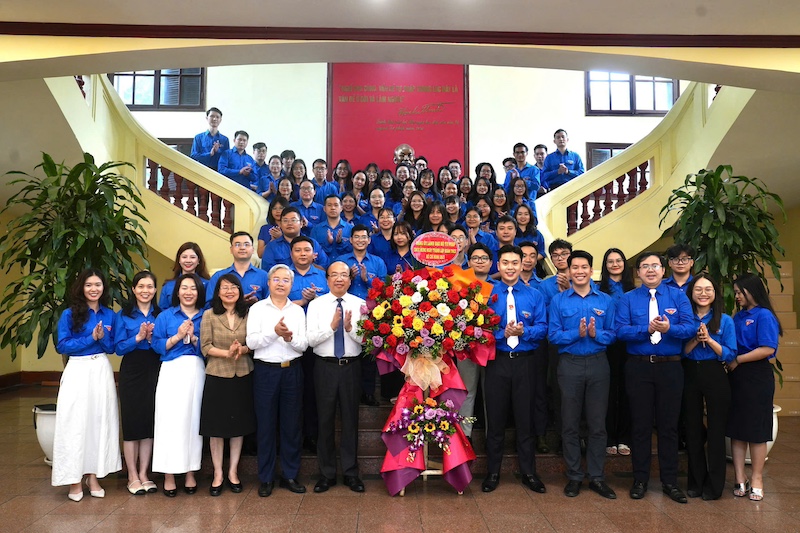 Đảng ủy, Lãnh đạo Bộ Tư pháp tặng hoa chúc mừng 95 năm Ngày thành lập Đoàn TNCS Hồ Chí Minh